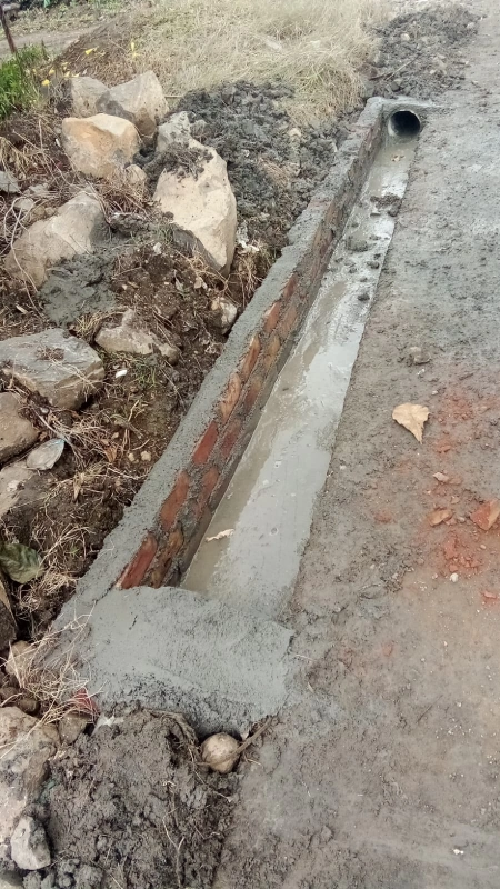 वडारवस्ती येथे पाणी पाईपलाईन काम